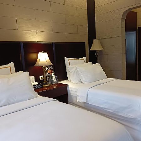 Alsalam Syariah Guesthouse Surakarta  Экстерьер фото