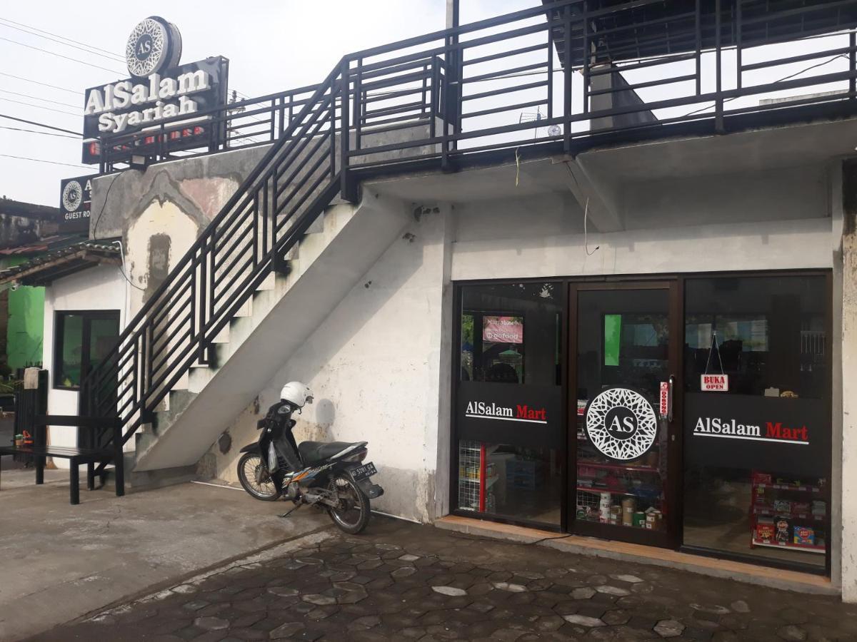 Alsalam Syariah Guesthouse Surakarta  Экстерьер фото