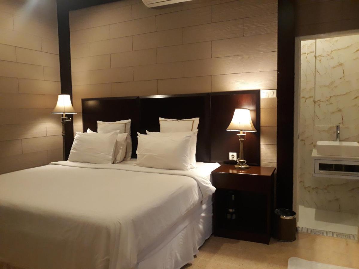 Alsalam Syariah Guesthouse Surakarta  Экстерьер фото