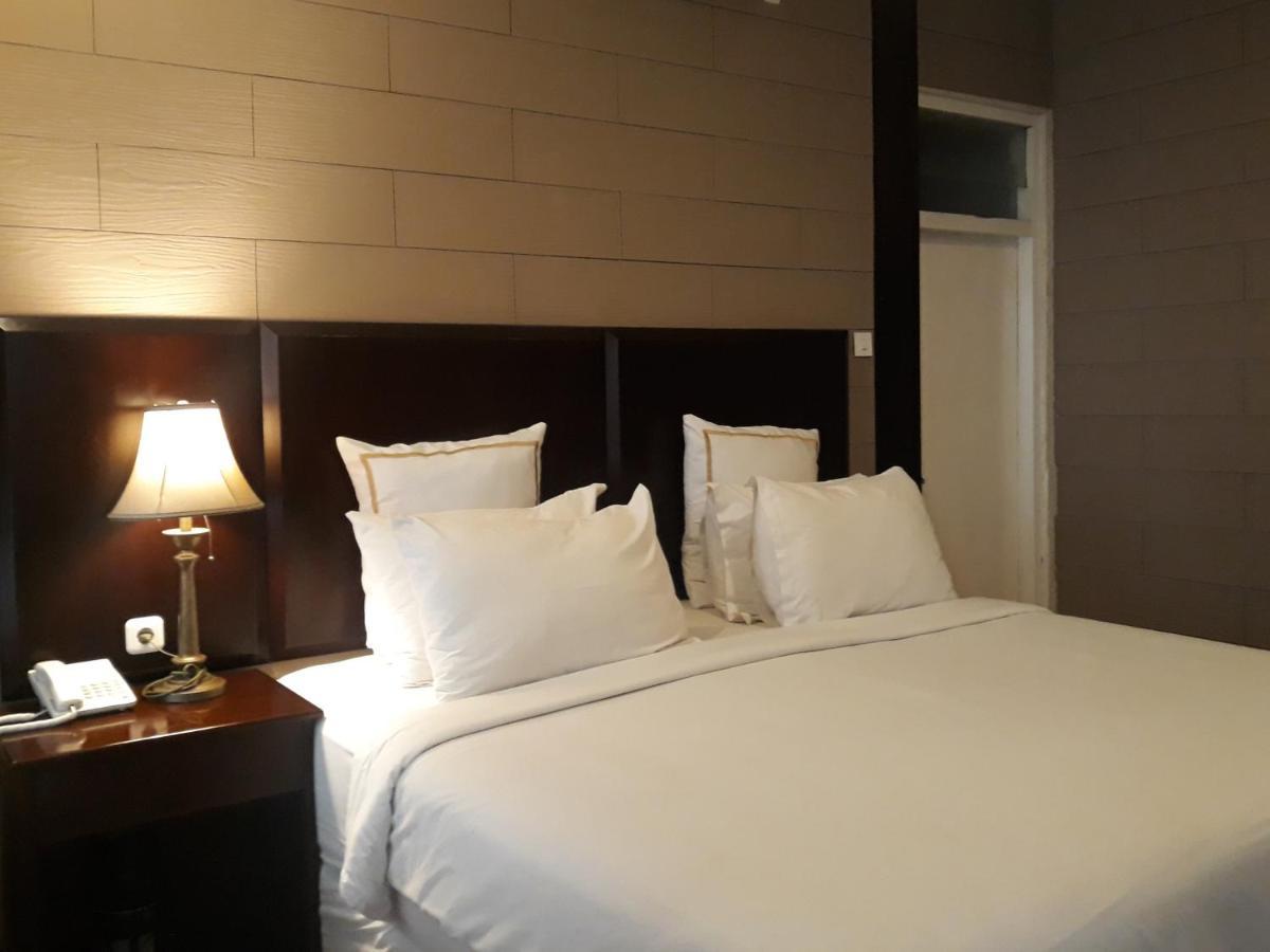 Alsalam Syariah Guesthouse Surakarta  Экстерьер фото
