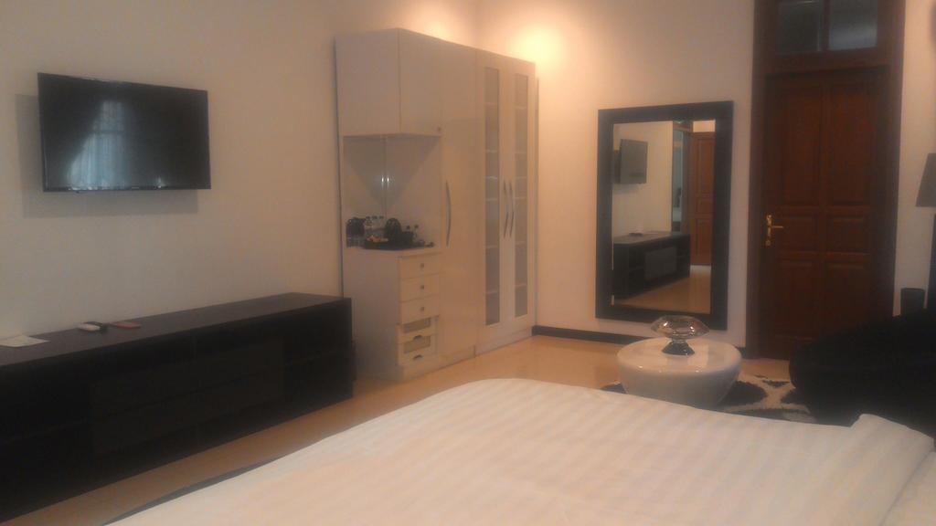 Alsalam Syariah Guesthouse Surakarta  Экстерьер фото