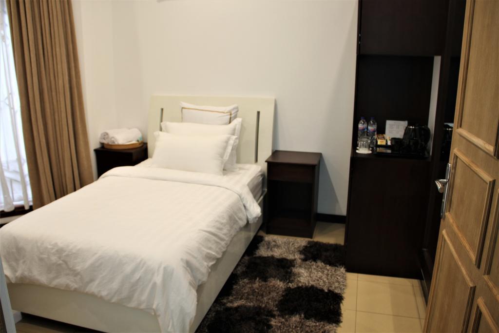 Alsalam Syariah Guesthouse Surakarta  Экстерьер фото