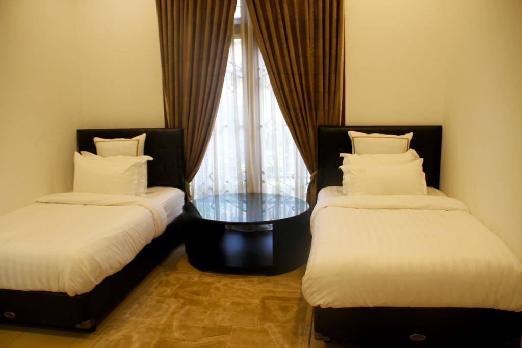 Alsalam Syariah Guesthouse Surakarta  Экстерьер фото