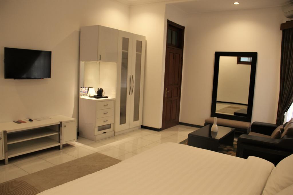 Alsalam Syariah Guesthouse Surakarta  Экстерьер фото