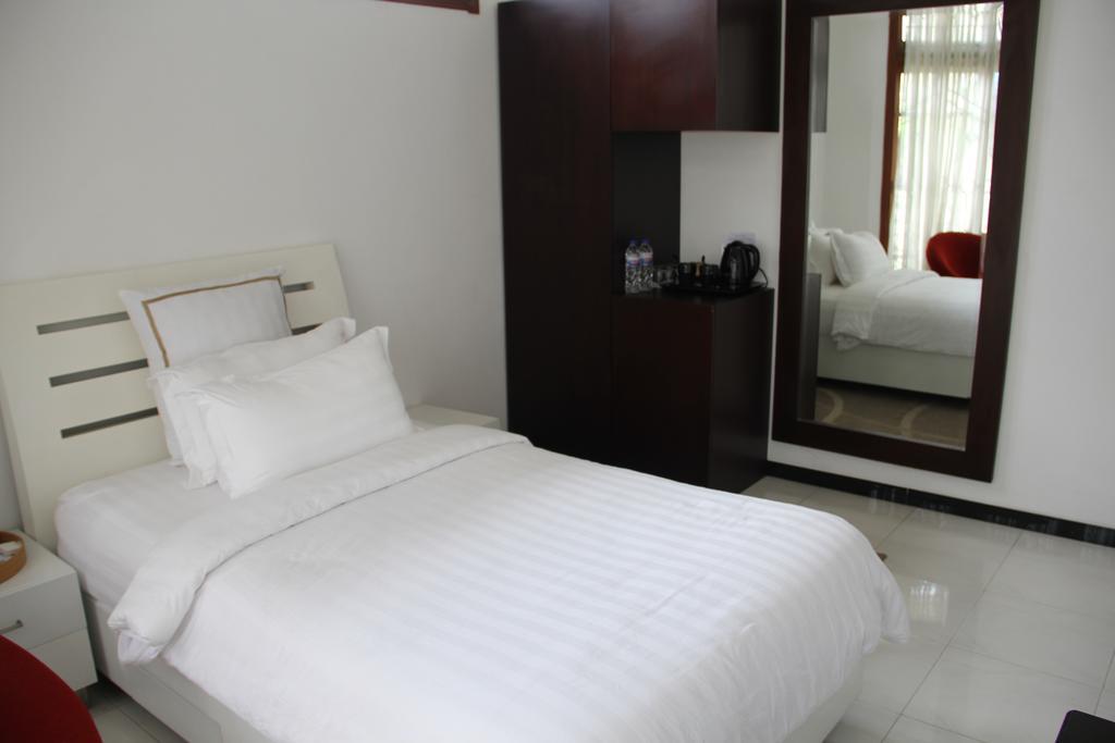 Alsalam Syariah Guesthouse Surakarta  Экстерьер фото