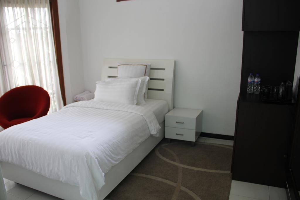 Alsalam Syariah Guesthouse Surakarta  Экстерьер фото