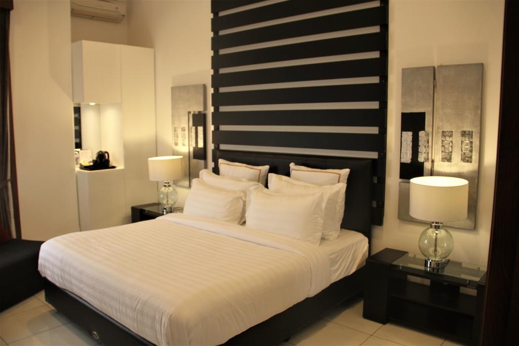 Alsalam Syariah Guesthouse Surakarta  Экстерьер фото