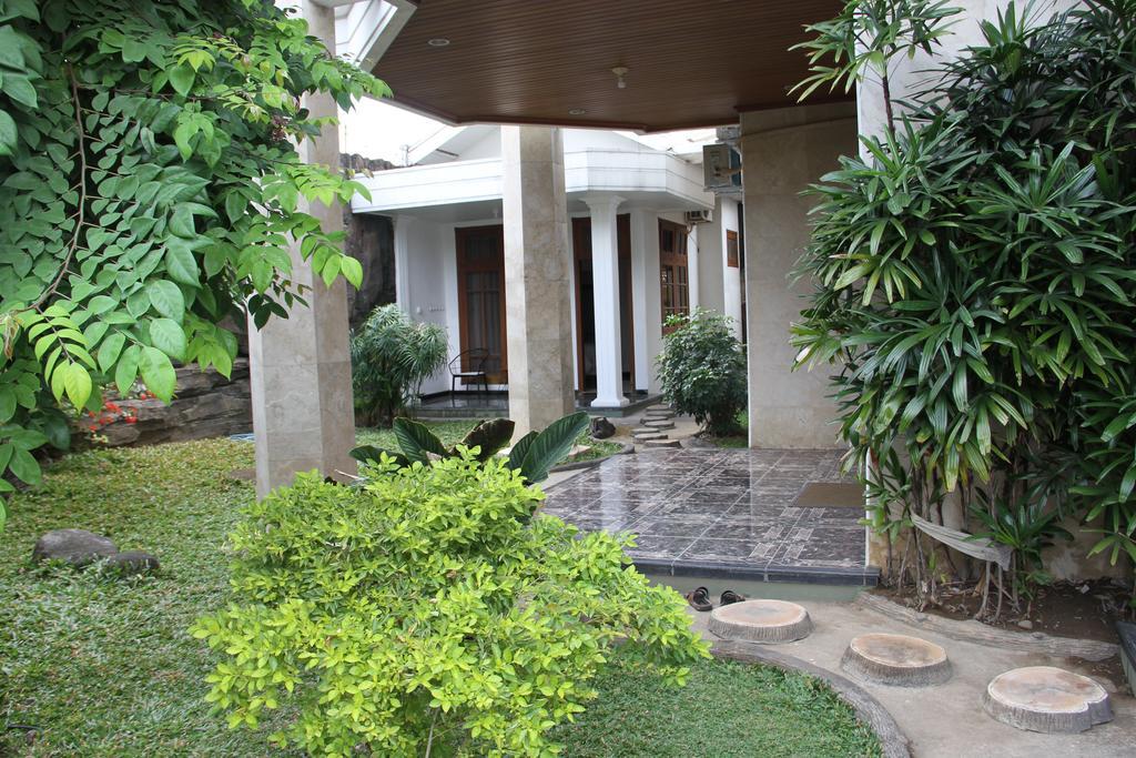 Alsalam Syariah Guesthouse Surakarta  Экстерьер фото