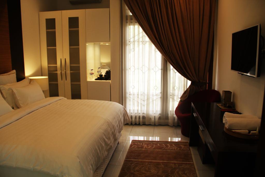 Alsalam Syariah Guesthouse Surakarta  Экстерьер фото