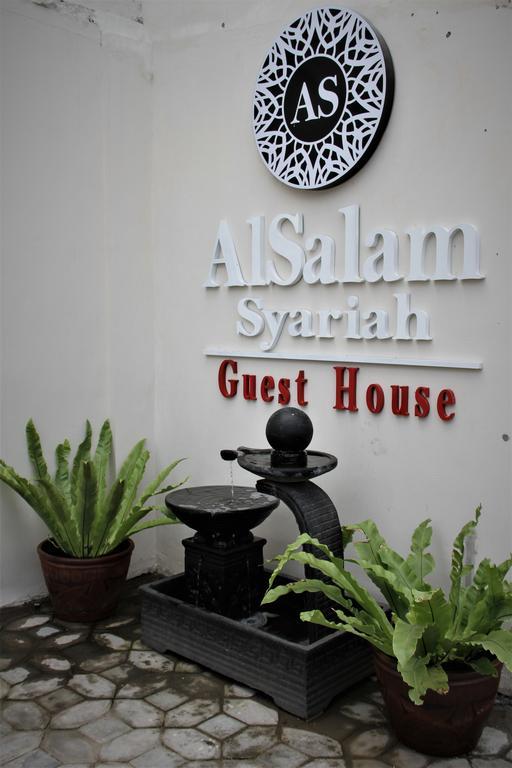 Alsalam Syariah Guesthouse Surakarta  Экстерьер фото