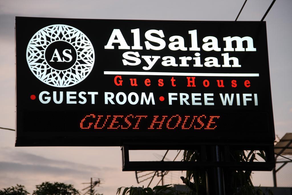 Alsalam Syariah Guesthouse Surakarta  Экстерьер фото